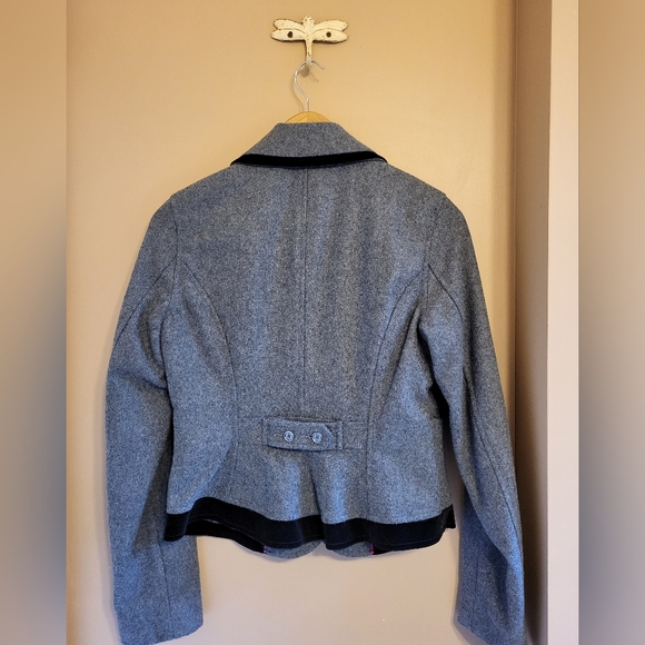 DKNY Jeans. Short waisted grey felt wool blazer, black velvet trim - Picture 2 of 13